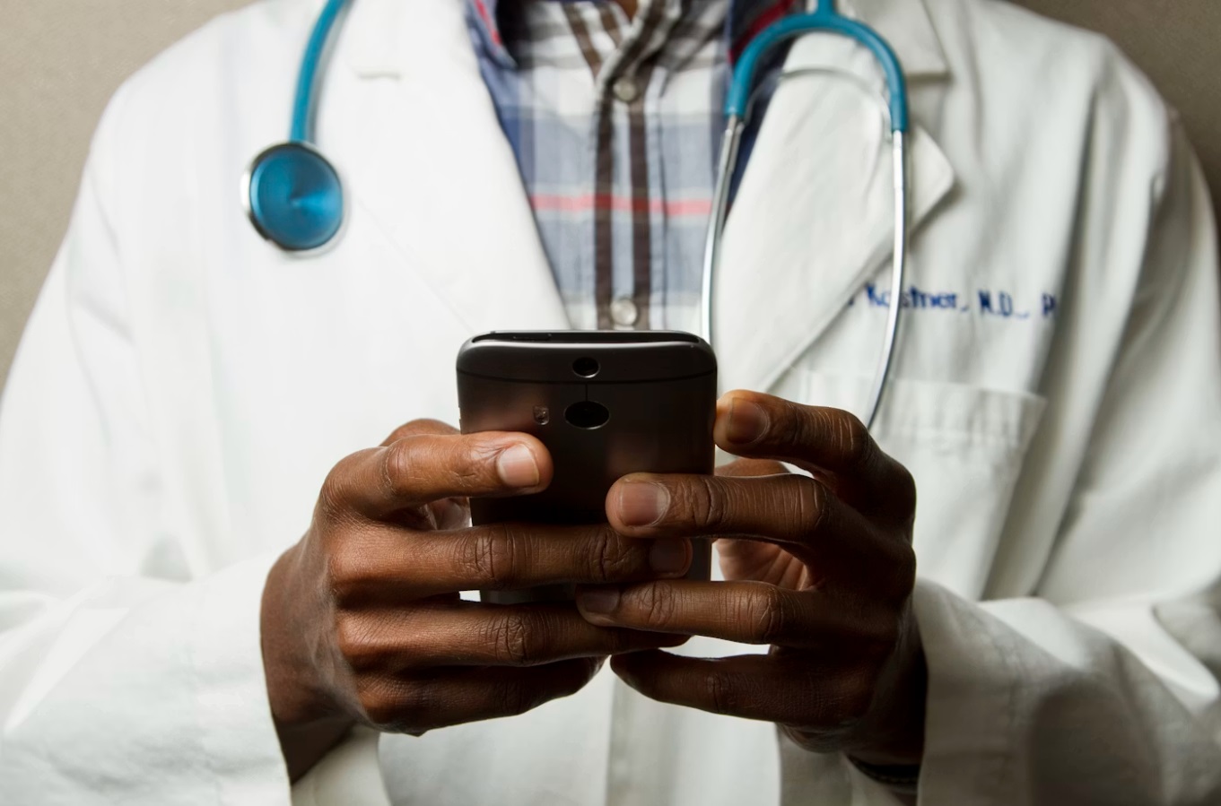 Healthcare professional using a connected digital platform